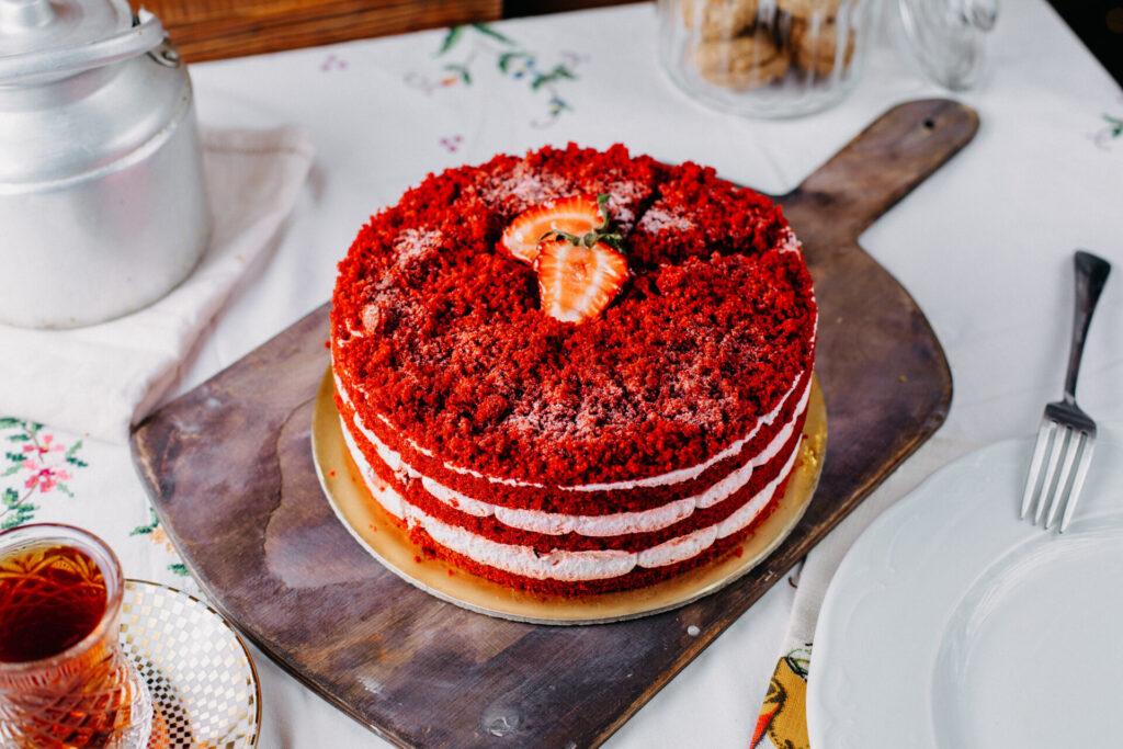 Red Velvet je jemný, vláčný dort s typickou červenou barvou a krémovým sýrovým krémem.