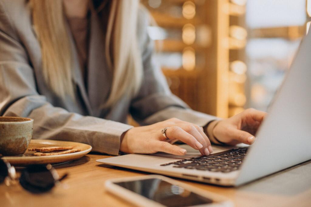 Půjčku bez registru lze vyřídit online z pohodlí domova, peníze dorazí na účet téměř ihned i o víkendu.