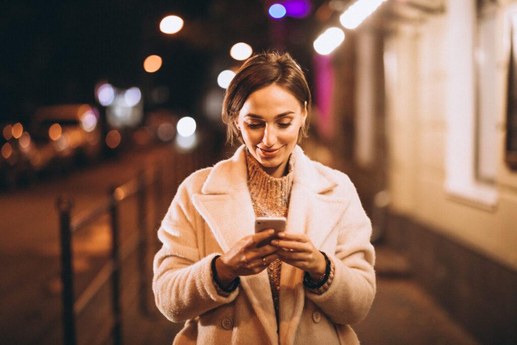 Většinu půjček lze sjednat také z mobilu - vyplnění žádosti zabere jen pár minut.