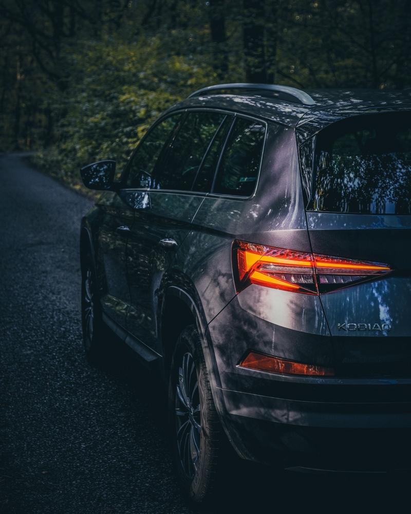 Škoda Kodiaq se může pochlubit velkým prostorem pro řidiče a až 6 cestujících.