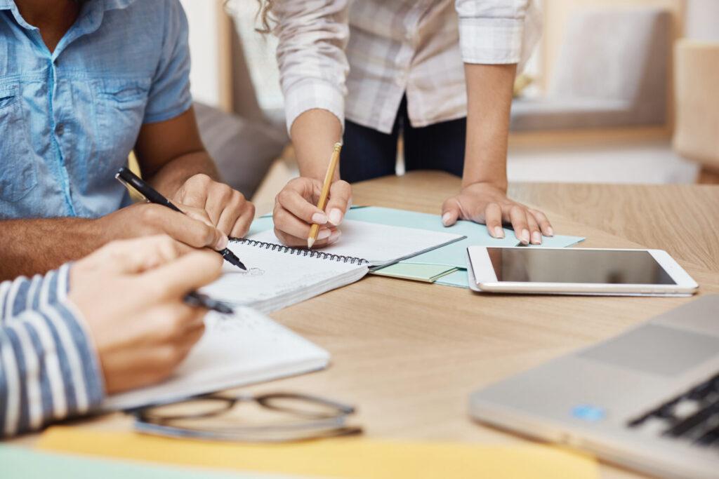 Zkrácený úvazek často využívají rodiče malých dětí nebo lidé, kteří chtějí lepší work-life balance.