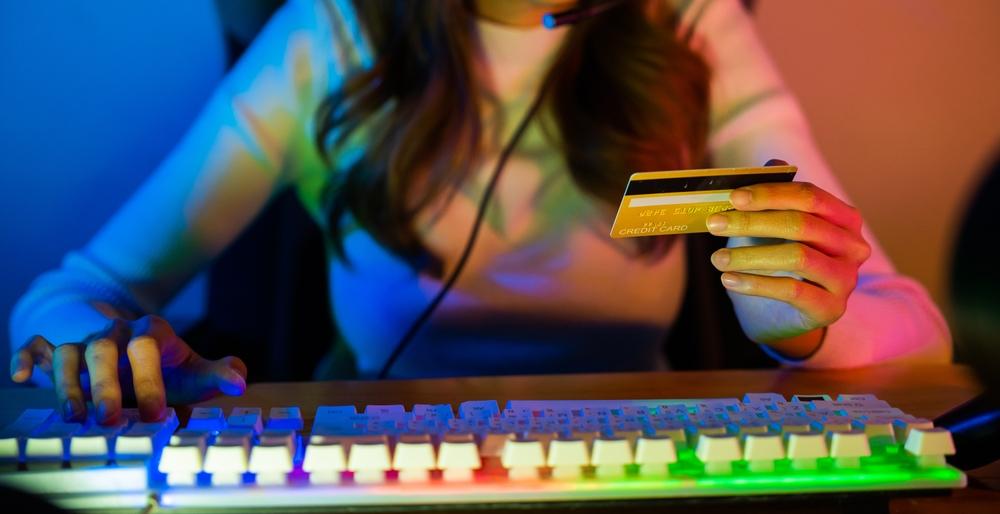 Místo klasické platební karty je při platbách na internetu lepší využít jednorázové virtuální karty.