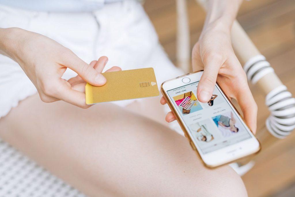  Jaká je bezpečnost uložené platební karty? Neznamená automaticky nebezpečí. Při častém obchodování se však může vyplatit virtuální peněženka, u méně jistých e-shopů zase jednorázová virtuální karta.